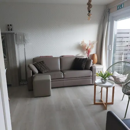 Gelijkvloers Vakantie-appartement Met Groot Zonnig Terras アパート ニーウポールト